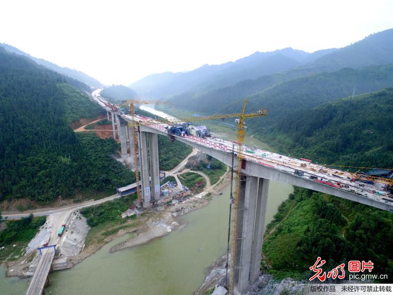 贵州：荔榕高速建设顺利推进