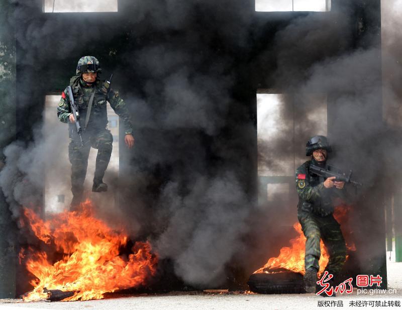 武警特战队员展开反恐特战演练