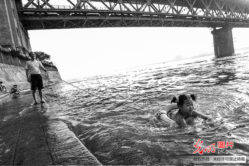 “万里长江第一桥”武汉长江大桥 今昔对比