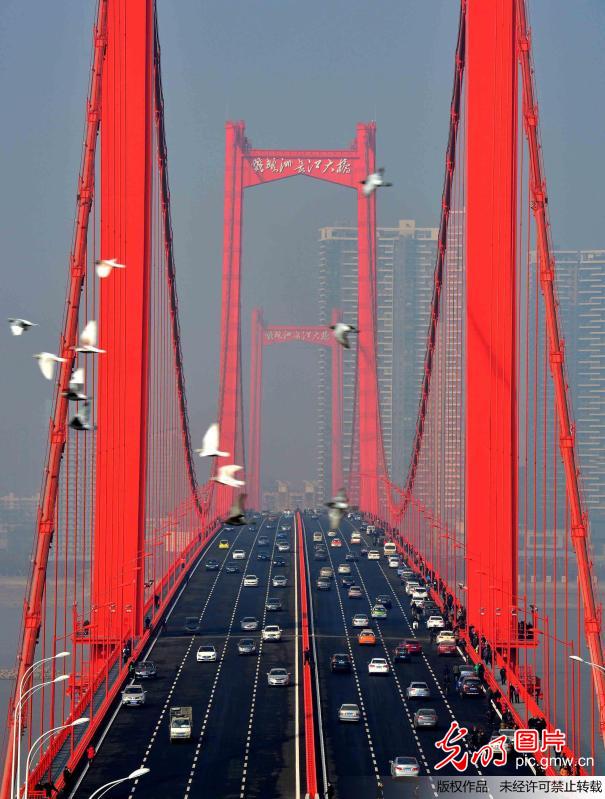“万里长江第一桥”武汉长江大桥 今昔对比