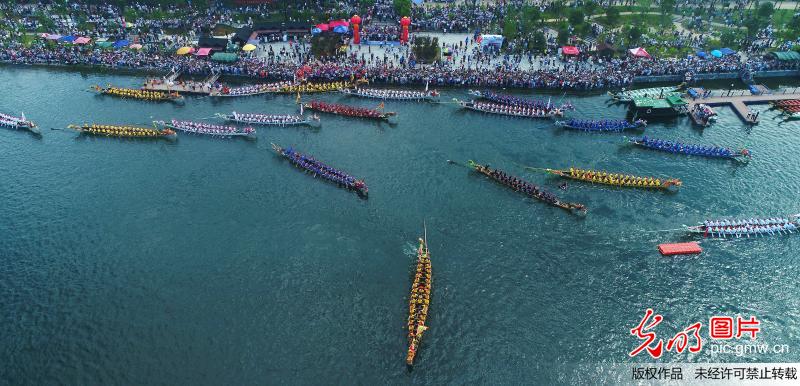 安徽泾县：龙舟竞渡迎端午