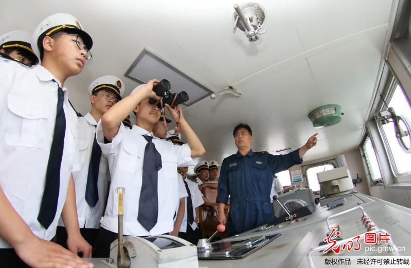 “准海员”体验航海工作 迎接世界海员日