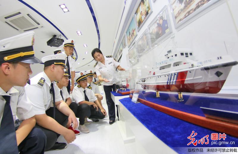 “准海员”体验航海工作 迎接世界海员日