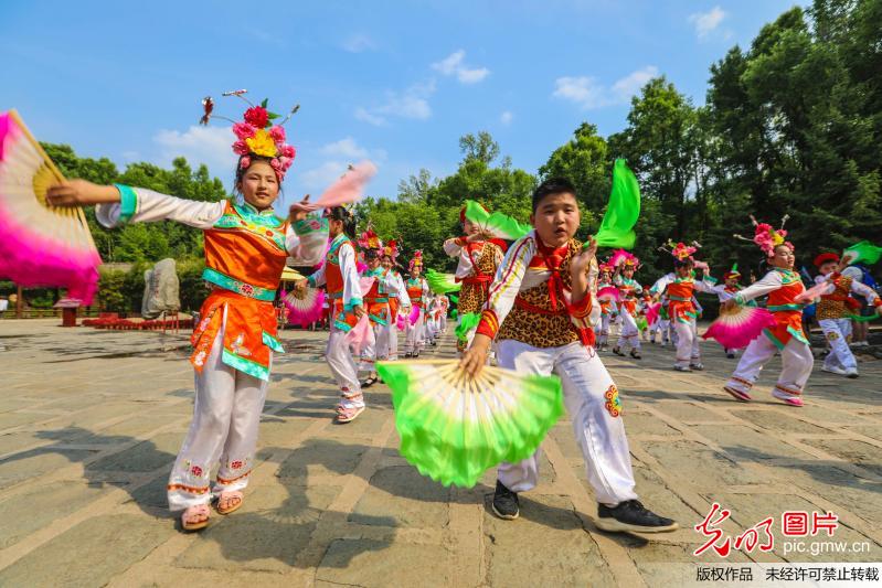 满族小学生传承国家级“非遗”地秧歌