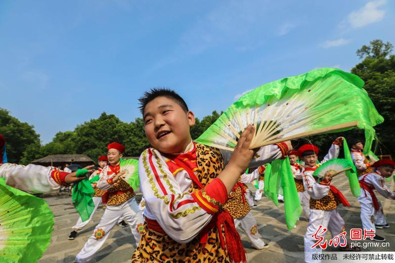 满族小学生传承国家级“非遗”地秧歌