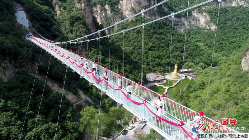 盂县首座5D玻璃悬索桥正式开放
