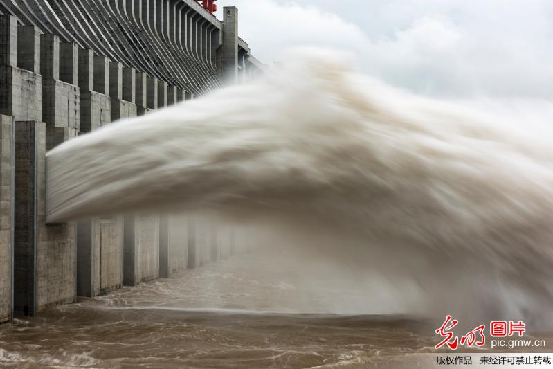 三峡水库今年首次开闸泄洪