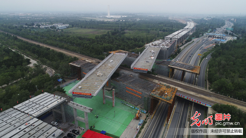 兴延高速：上跨京包铁路立交桥成功实现74.5度转体