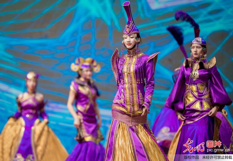 呼和浩特民俗文化旅游节上演“最炫民族风”