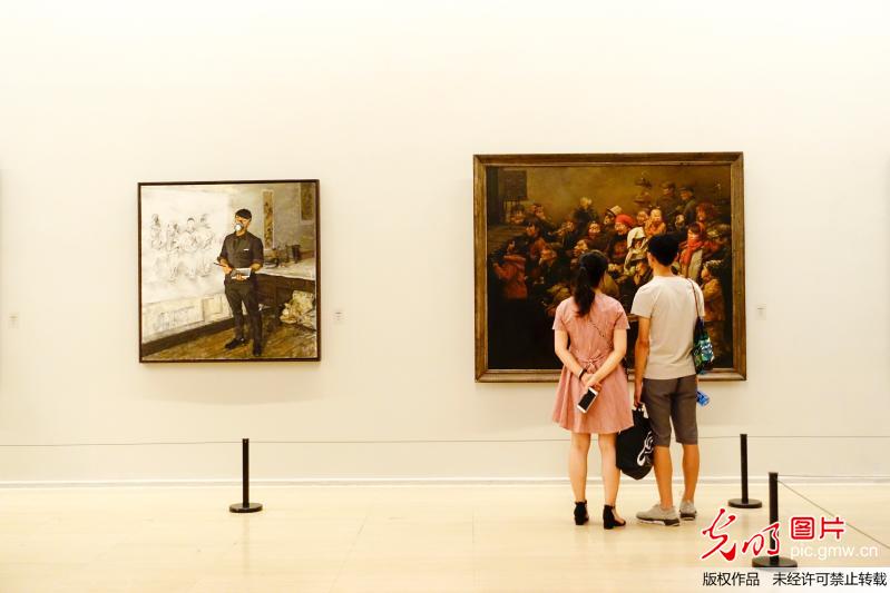 中国美术馆三伏天迎来观展潮