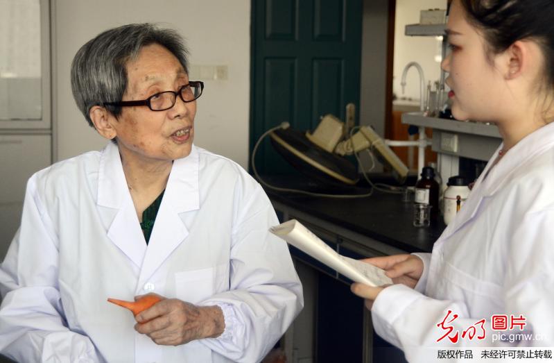 92岁女教授与她离不开的实验室