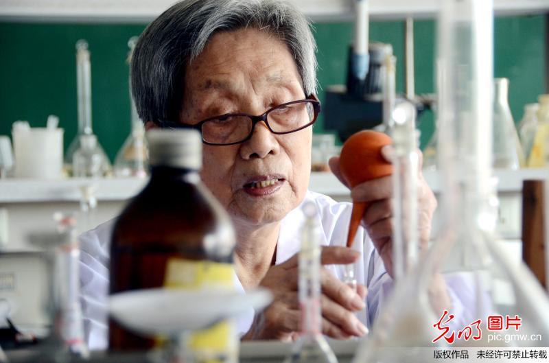 92岁女教授与她离不开的实验室