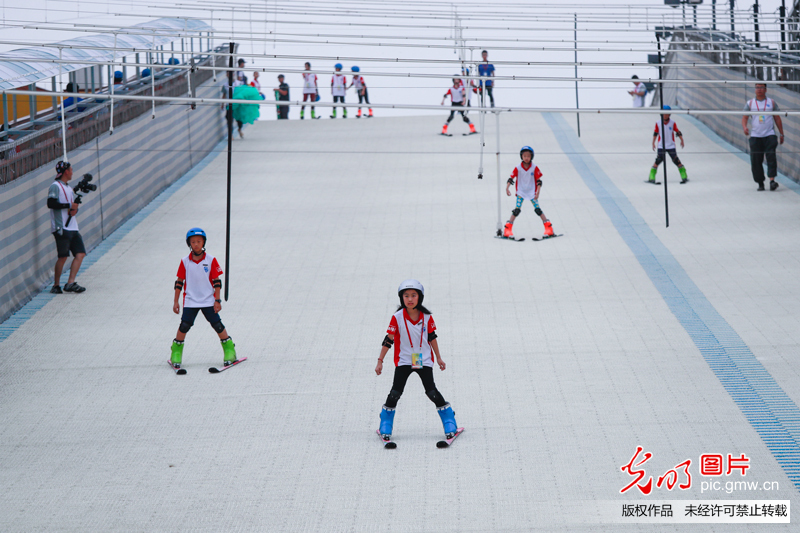 百余名学生在京体验冬奥会运动项目