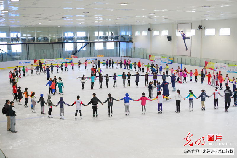 百余名学生在京体验冬奥会运动项目