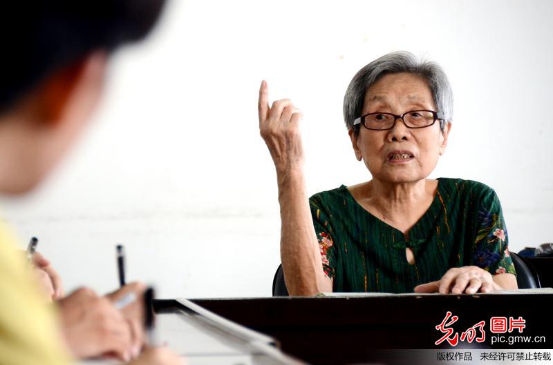92岁女教授与她离不开的实验室