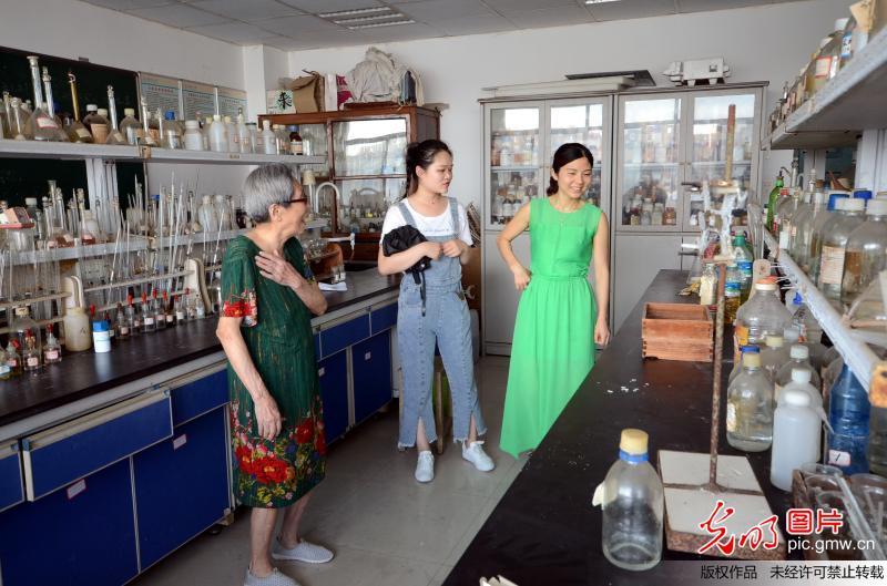 92岁女教授与她离不开的实验室
