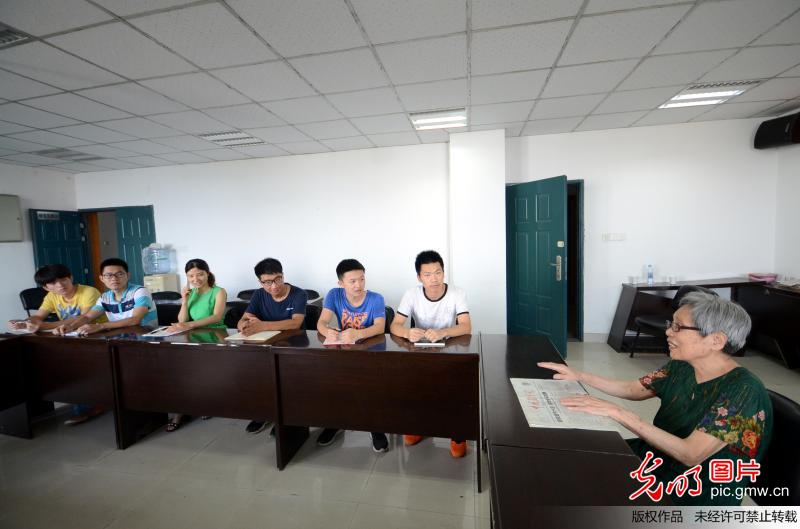92岁女教授与她离不开的实验室