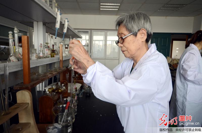 92岁女教授与她离不开的实验室