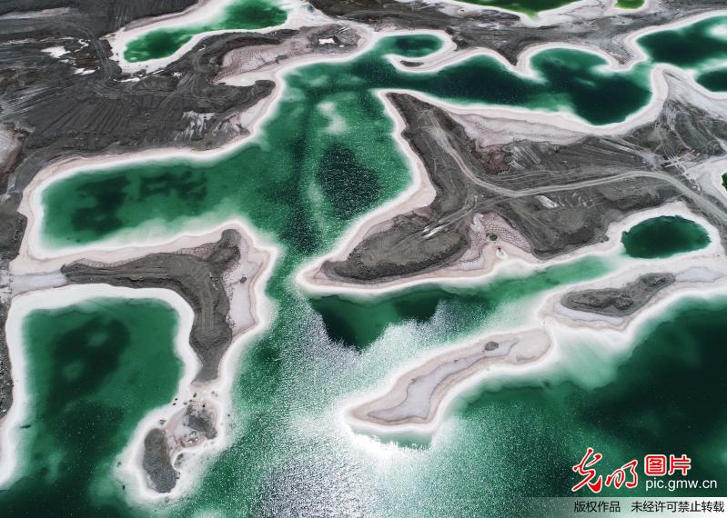 青海高原盐湖 色如翡翠惹人醉