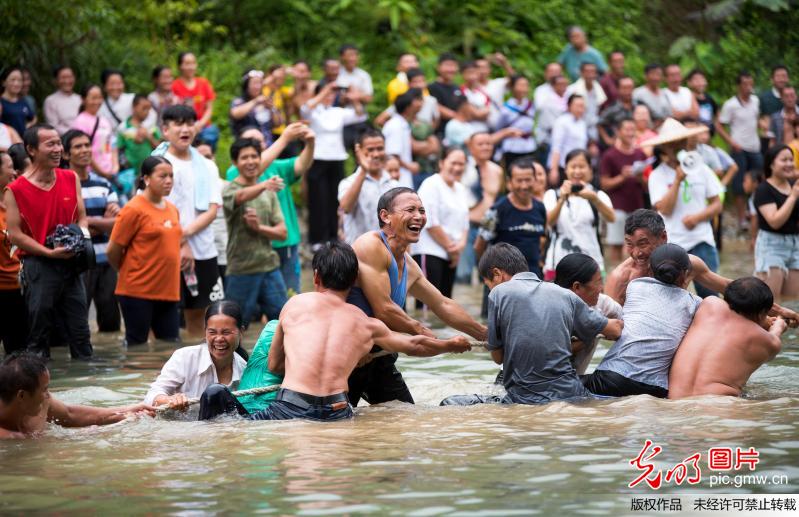 贵州从江：又是一年戏水节 水中拔河乐开怀