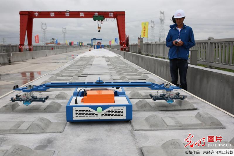 无砟轨道成套自动化设备在郑万高铁湖北段启用