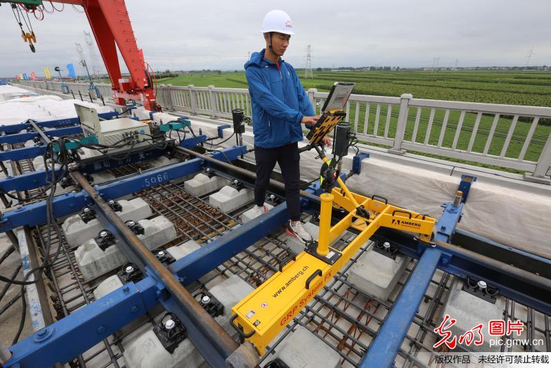 无砟轨道成套自动化设备在郑万高铁湖北段启用