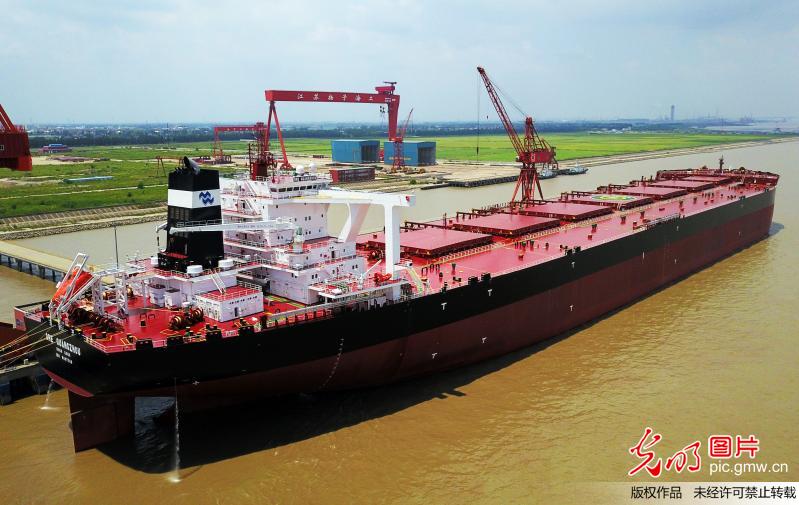 40万吨级矿砂船“广州号”交接出江