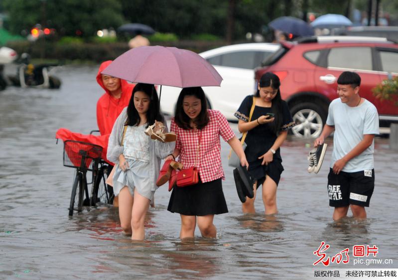江西九江受台风影响迎来强降雨