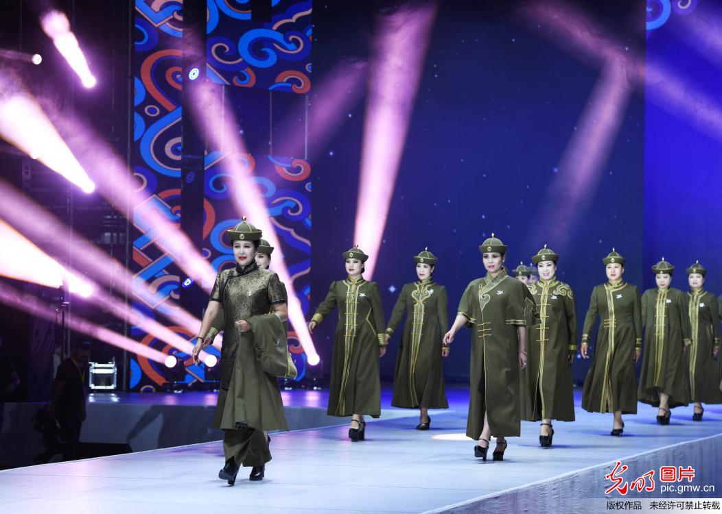 内蒙古首届蒙古族时装与帽饰设计大赛展演举行
