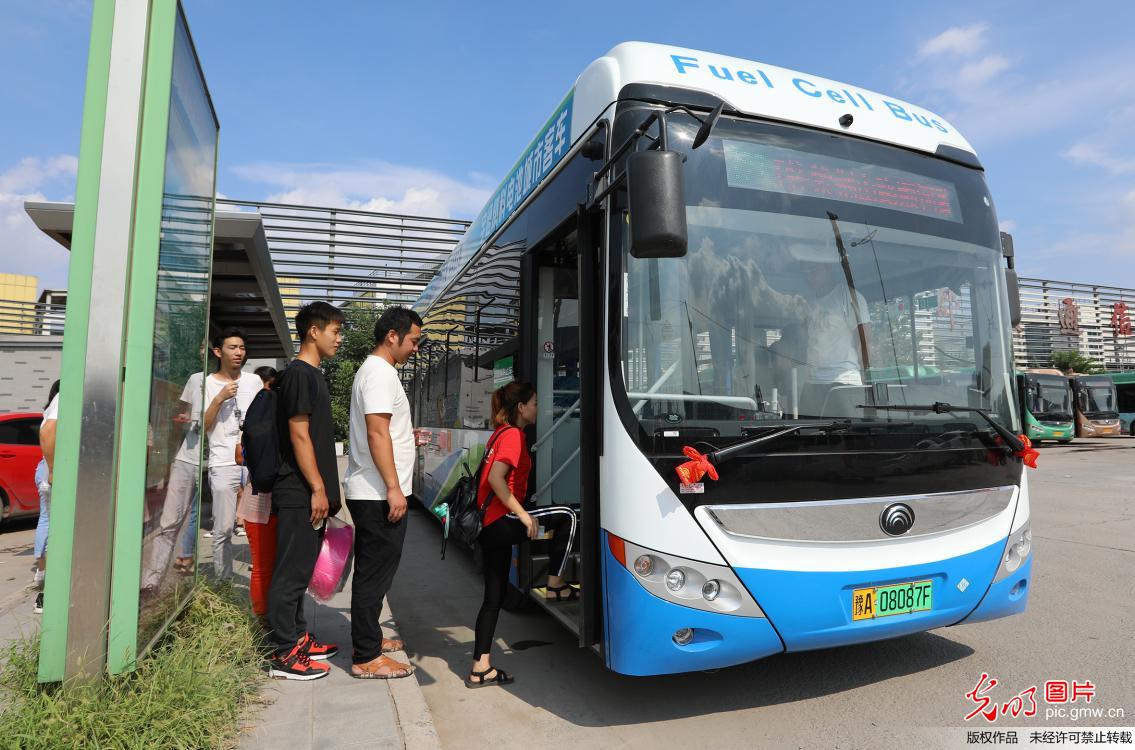 郑州首批氢燃料新能源公交车运营