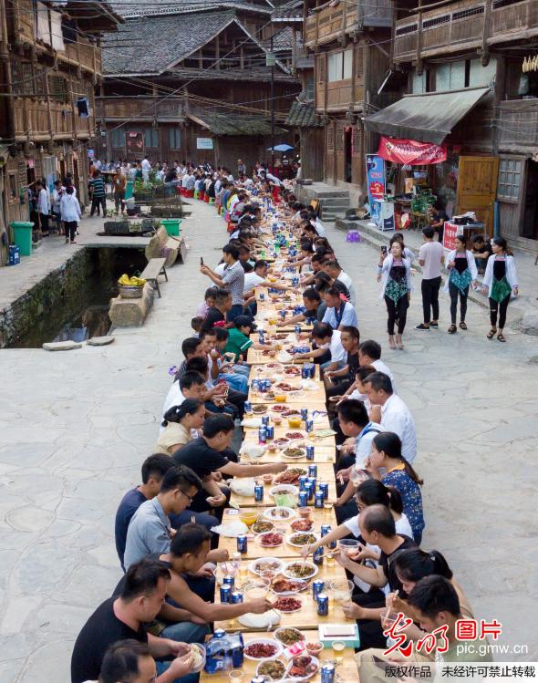 贵州从江百米长桌宴欢度新米节