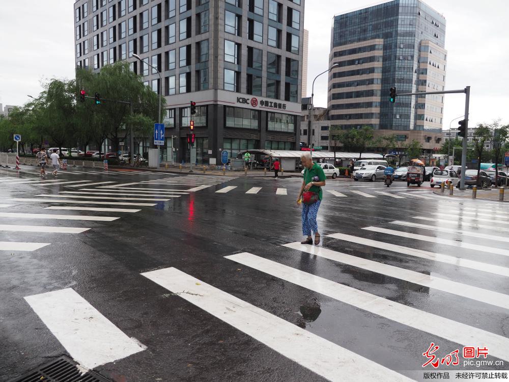 北京石景山首个全向十字路口建成启用