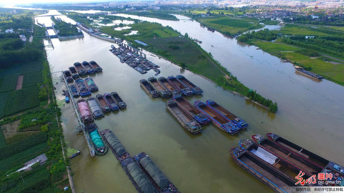 京杭运河山东台儿庄段水位上涨 全线禁航