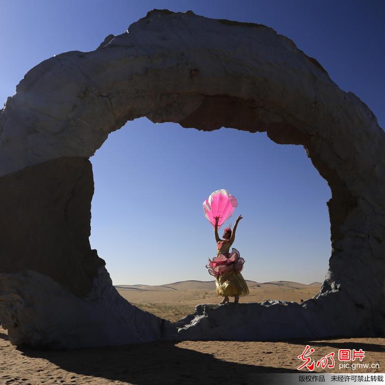 2018首届中国·民勤沙漠雕塑国际创作营开幕