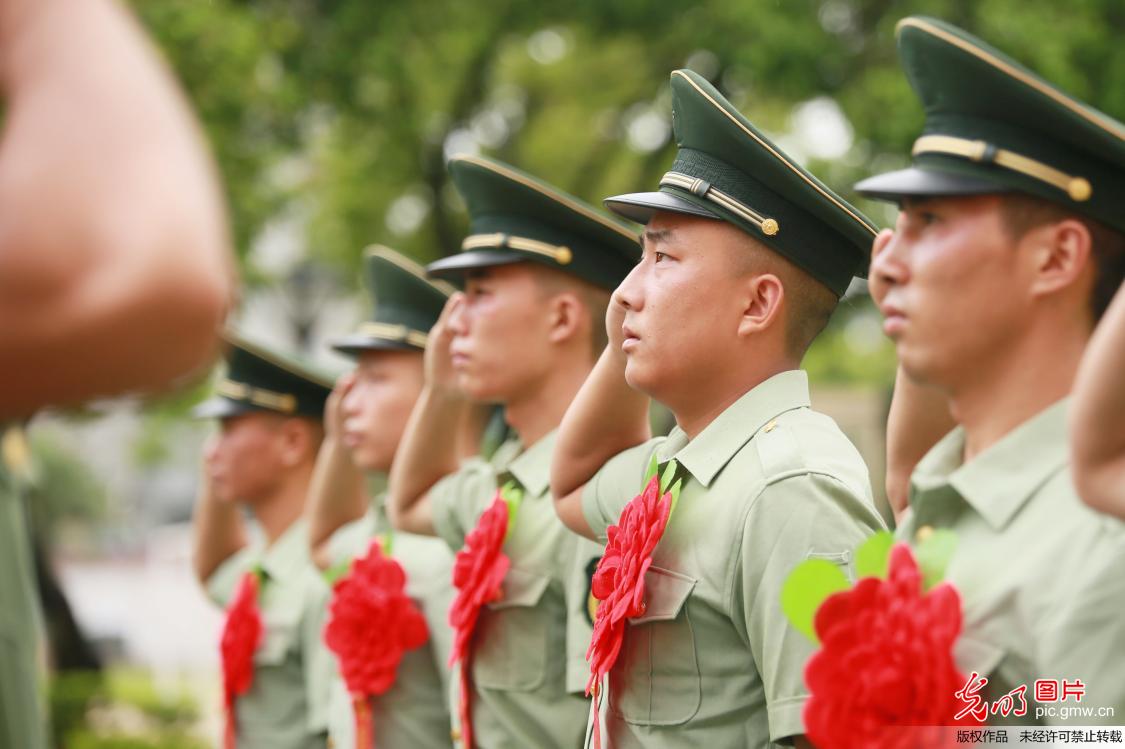 广西北海武警官兵举行卸衔仪式