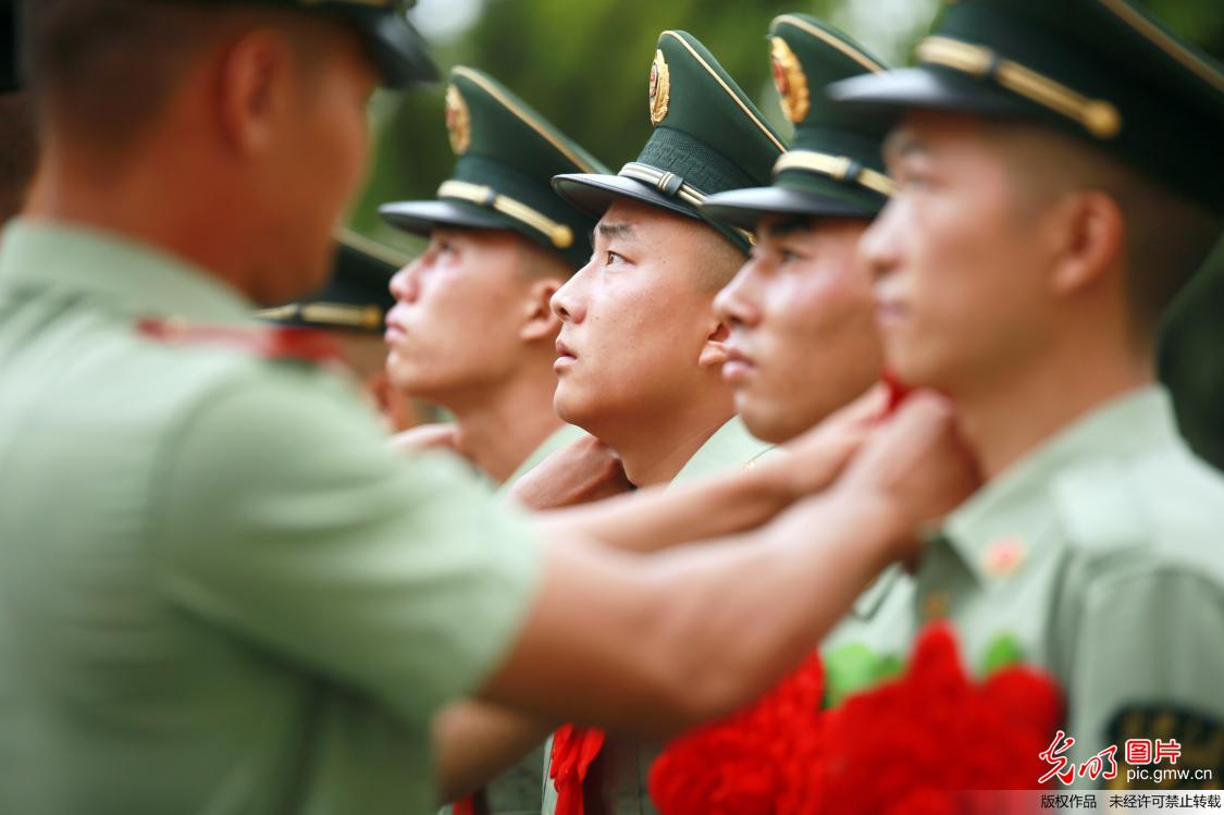 广西北海武警官兵举行卸衔仪式