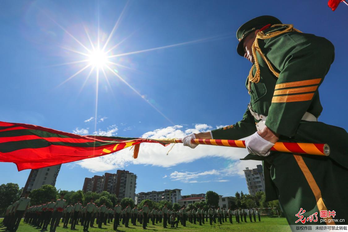 2018年8月31日,浙江宁波,退伍老兵向武警部队旗告别