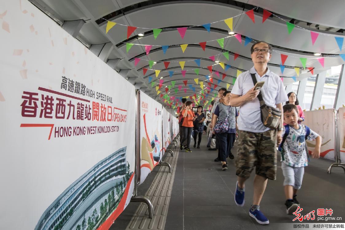 香港高铁站开放日2万名市民参观