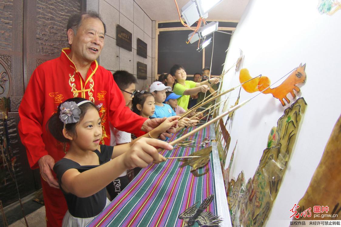 “中国传统皮影戏”艺术展在烟台开展