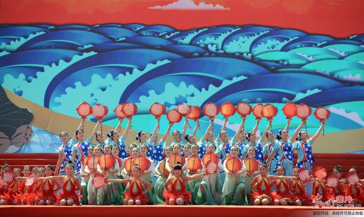 第十三届中国洪泽湖国际大闸蟹节开幕