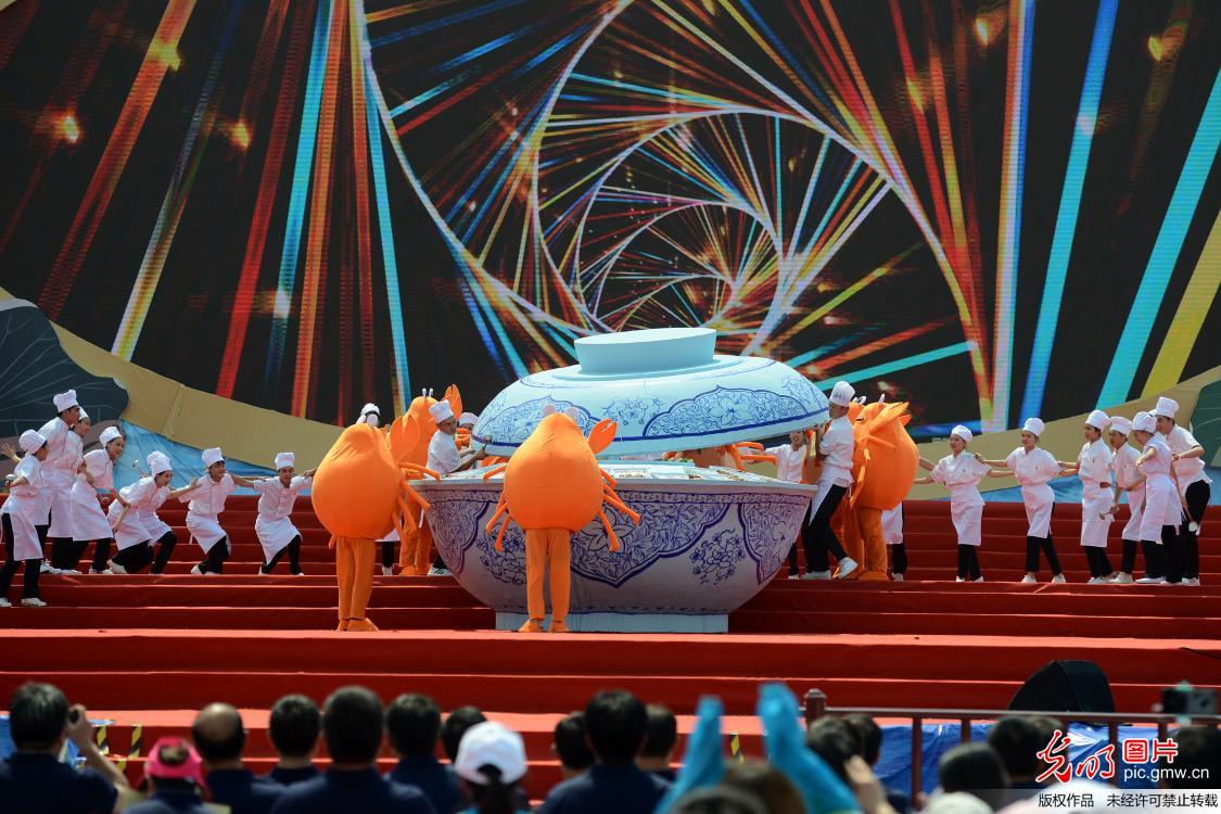 第十三届中国洪泽湖国际大闸蟹节开幕