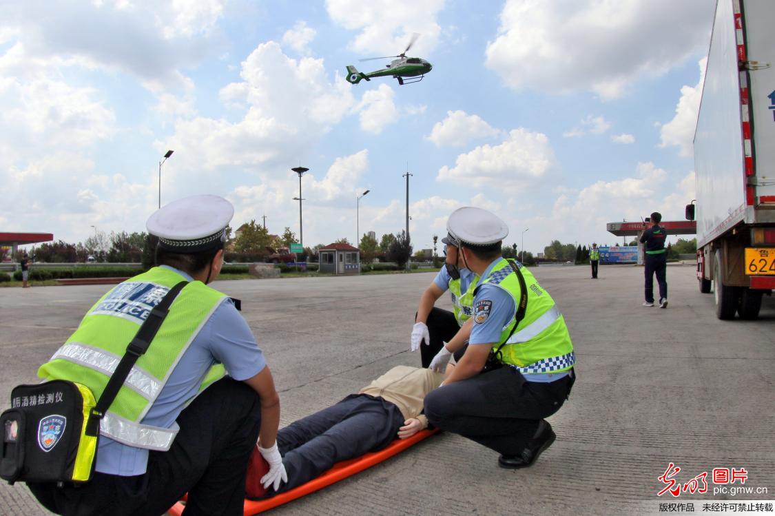 山东烟台举行高速公路直升机医疗救援演练