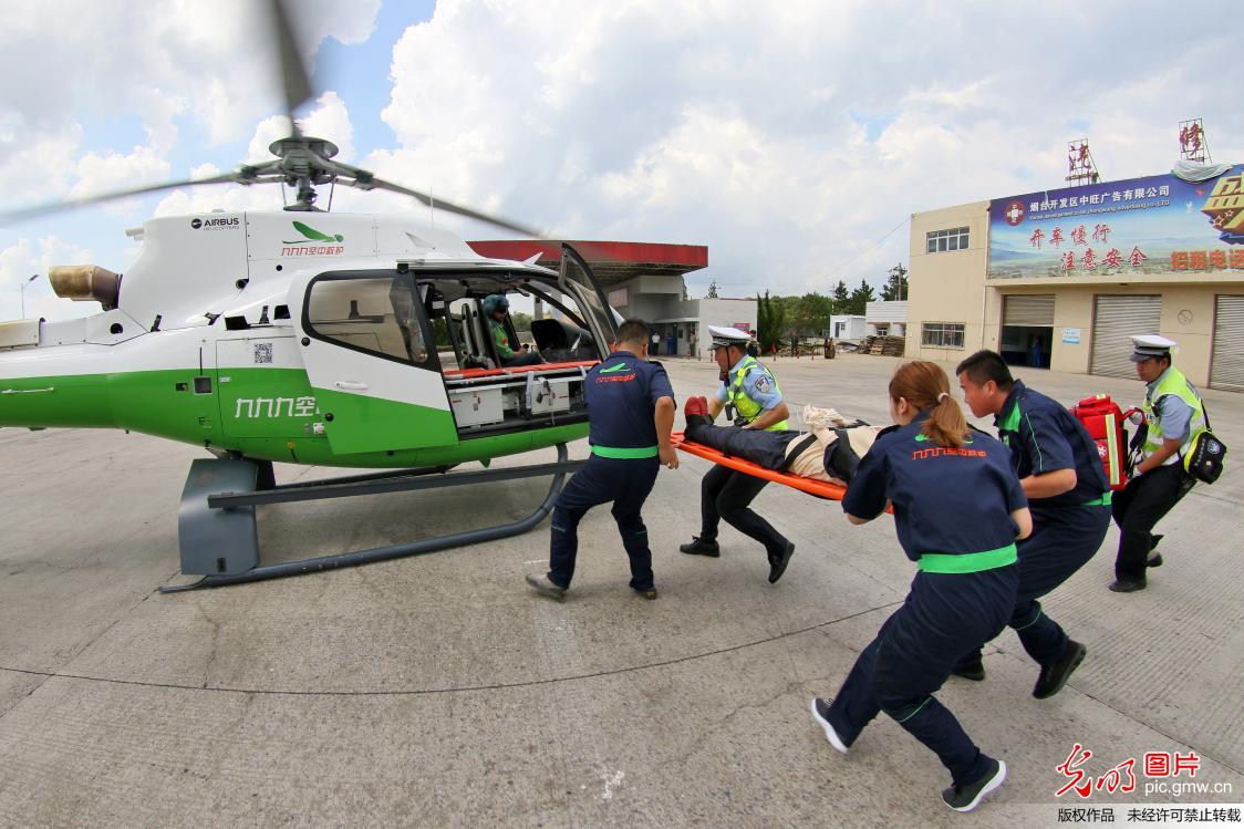 山东烟台举行高速公路直升机医疗救援演练