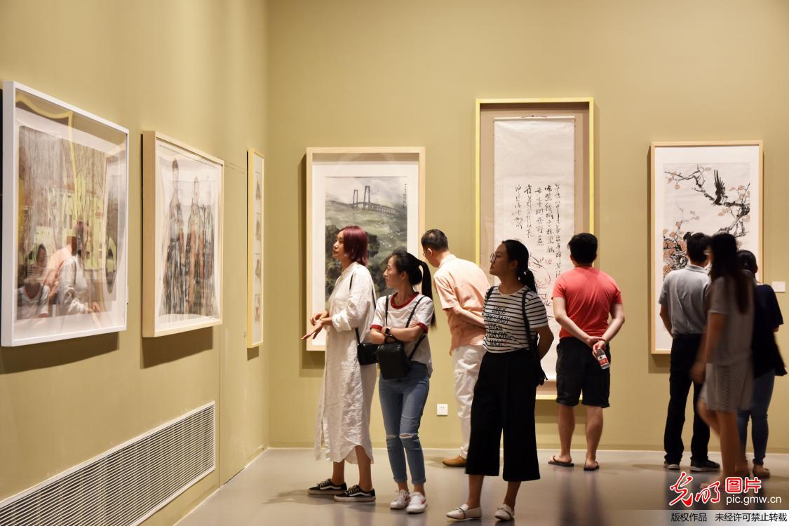 纪念改革开放四十周年长三角地区美术作品展在沪开幕