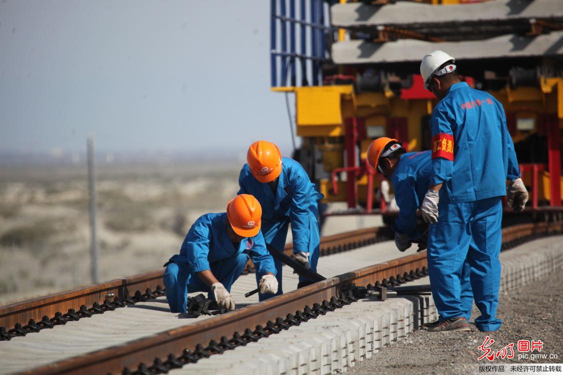新疆克塔铁路正式铺轨 结束塔城不通铁路的历史