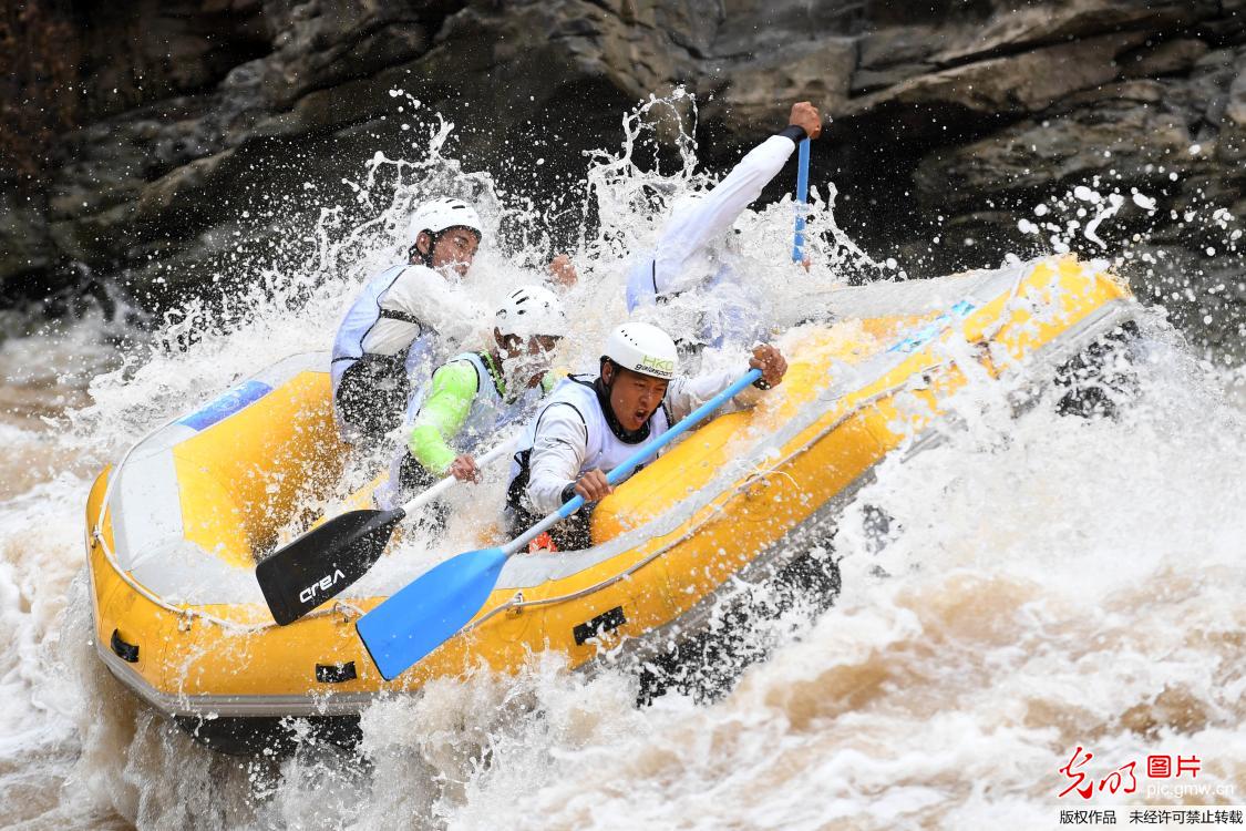 2018赤水河谷国际漂流公开赛在贵州举行