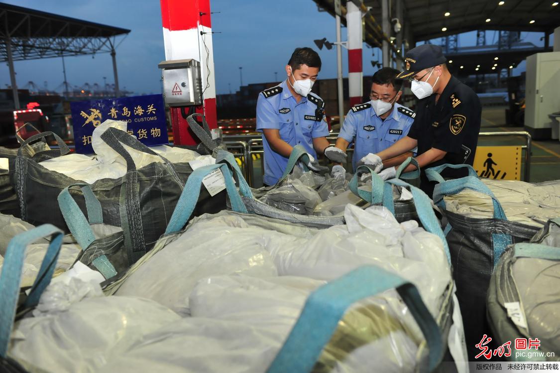 青岛海关查证走私废粉末涂料、废塑料8.6万吨