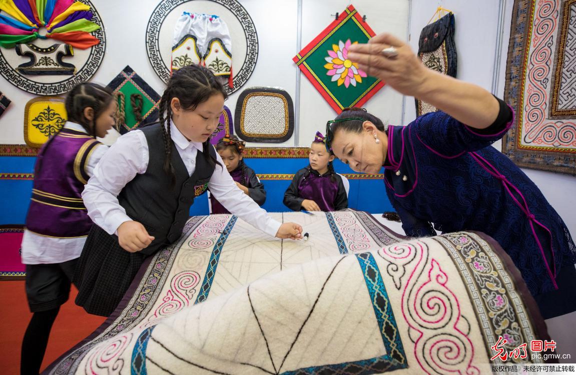 内蒙古自治区中小学生艺术展演活动在呼和浩特举行