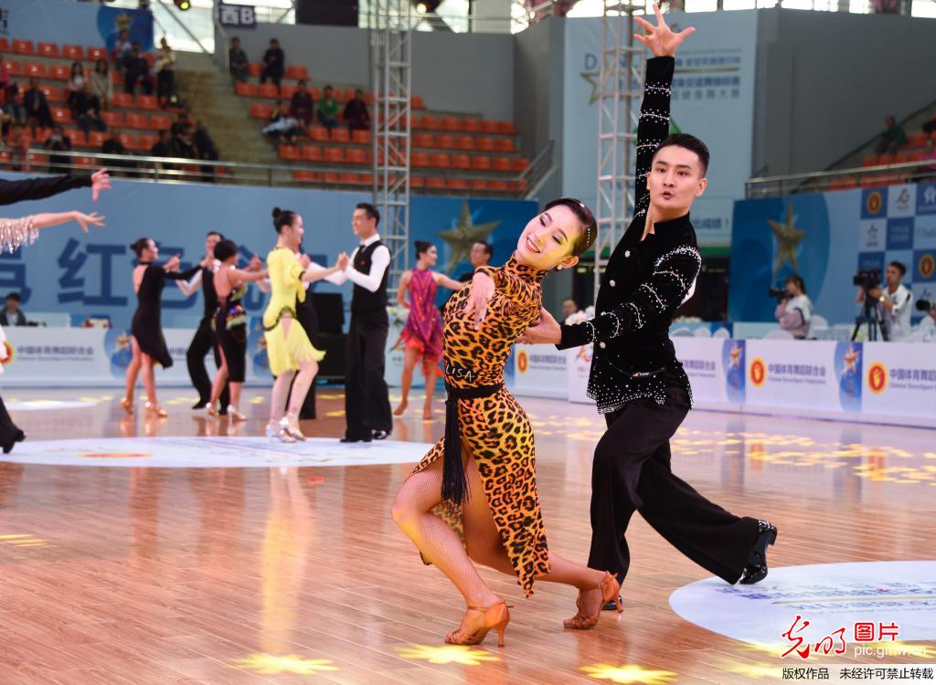 第十五届全国健身交谊舞锦标赛在贵州开赛