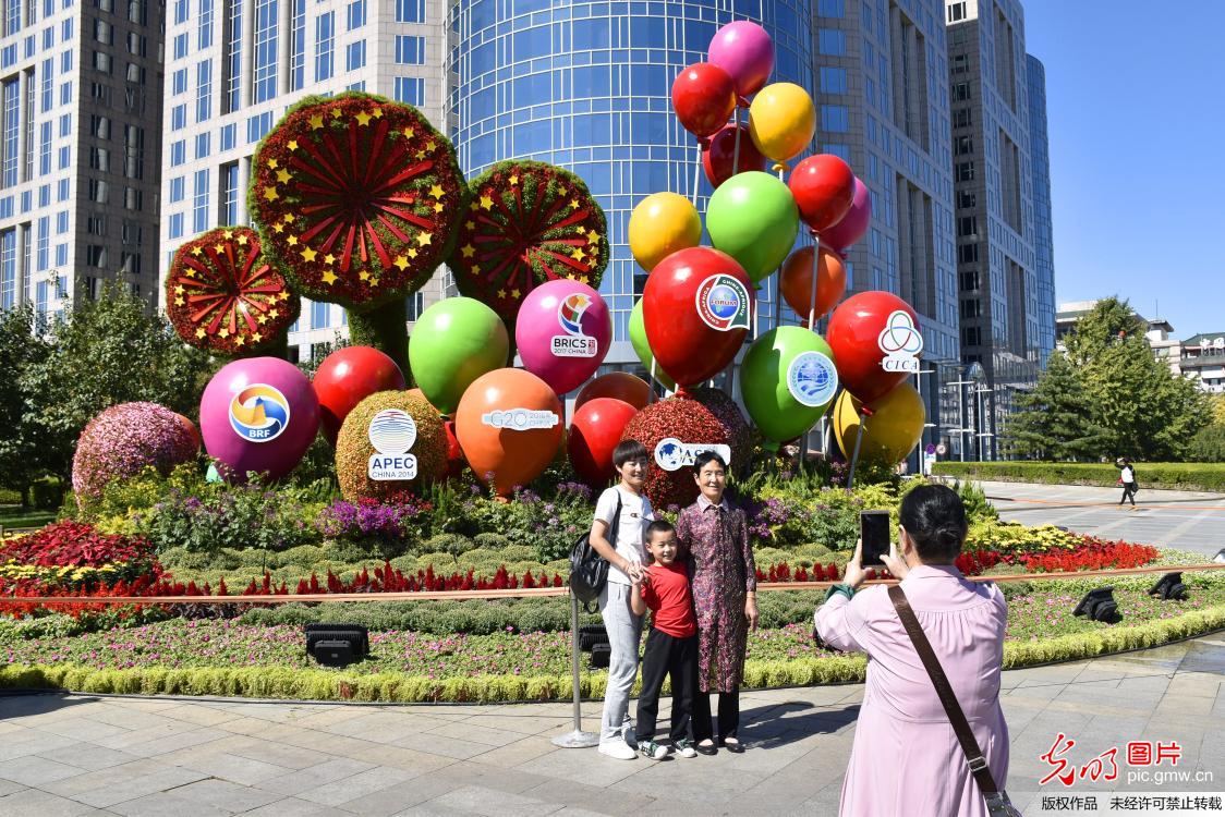 北京长安街沿线主题花坛布置完工 花团锦簇喜迎国庆69周年